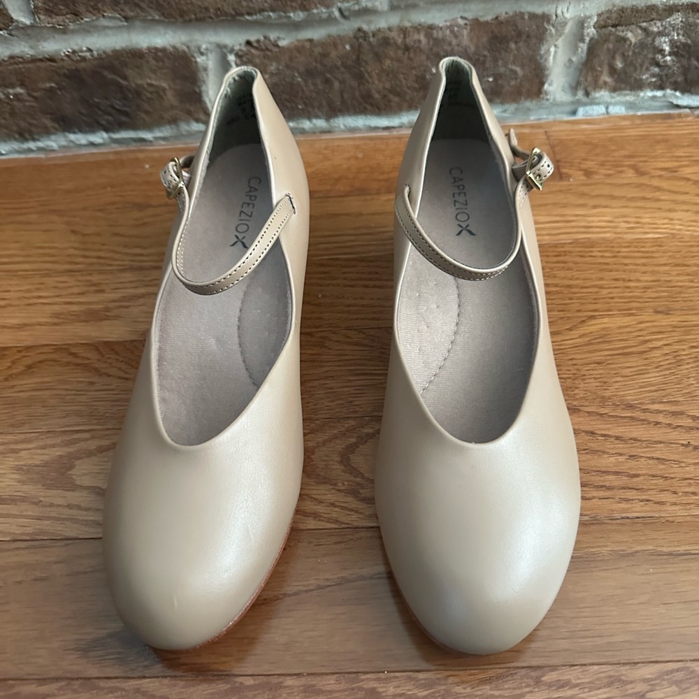 Capezio 550 Beige Jr. Footlight Character Shoes 1.5” - NEW without box.